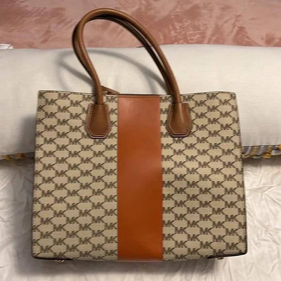Michael Kors Mercer Tote - Picture 2 of 7